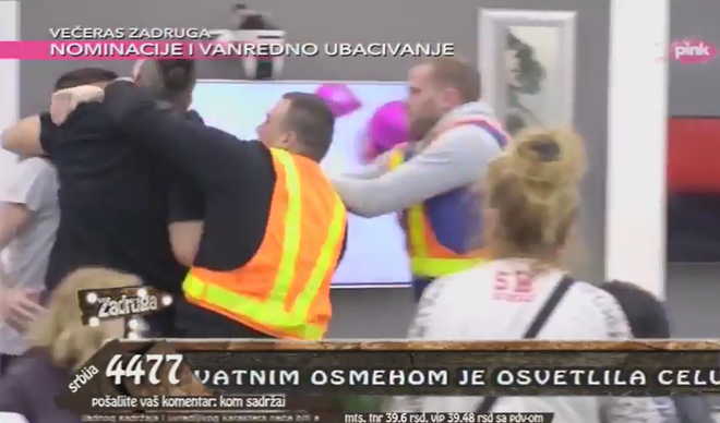 ПОБЕСНЕЛИ СЛОБА НАСРНУО НА МАРКА: Ухватио га за врат, Луна га ударила флашом, обезбеђење одмах интервенисало (ВИДЕО)